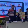 Siswa sekolah menyantap makanan bergizi dalam program Makan Bergizi Gratis (MBG).