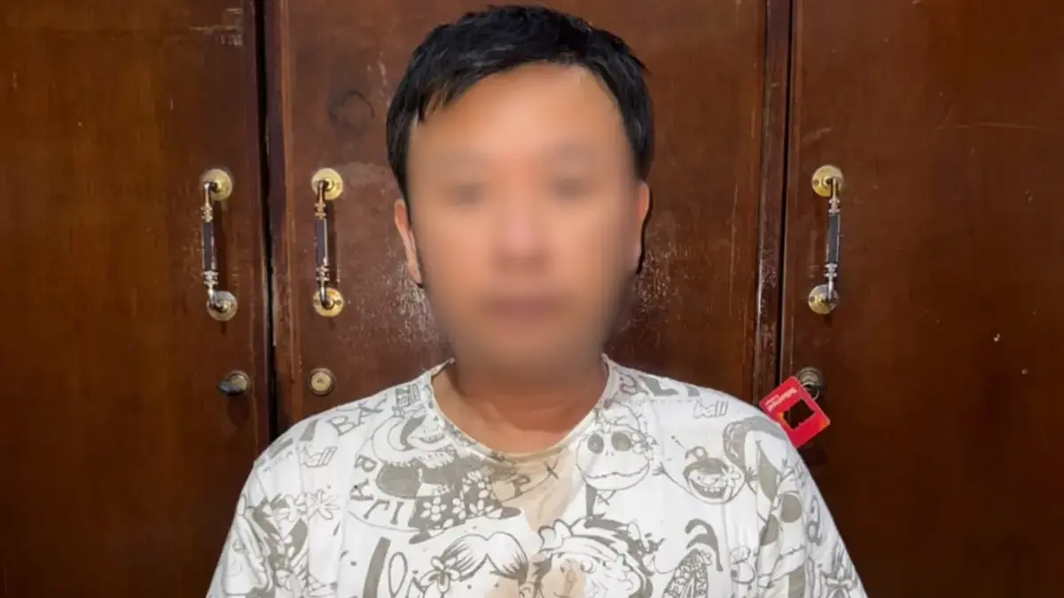 Eks Pegawai Bank Sikat Uang Nasabah Rp400 Juta Tersangka RAP, mantan pegawai bank yang ditangkap polisi atas dugaan penggelapan uang nasabah Rp400 juta.