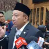 Wakil Ketua Komisi X DPR RI Lalu Hadrian Irfani saat memberikan keterangan pers di DPR RI.