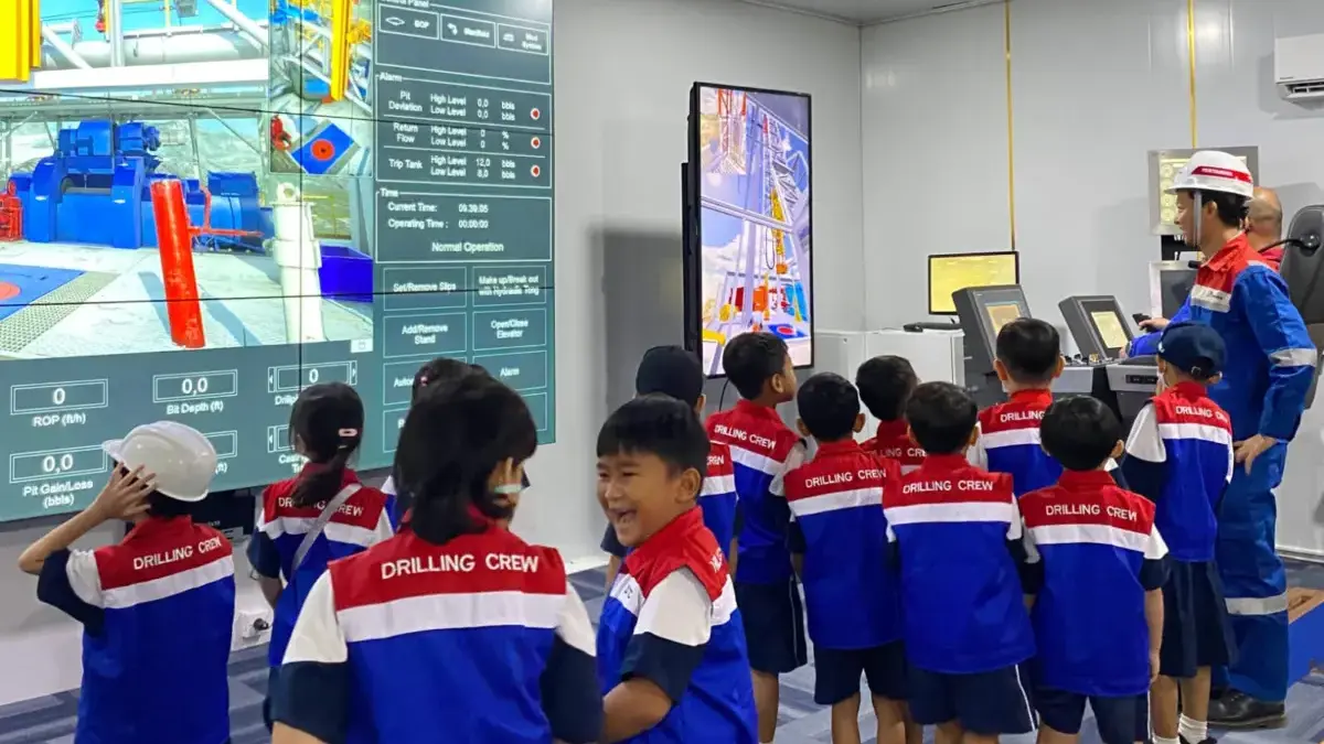 Para siswa SD Kinderfield Cirebon saat mengunjungi IDTC di Desa Kaplongan, Kecamatan Kedokanbunder, Kabupaten