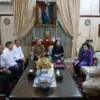 Presiden Prabowo Subianto saat bertakziah ke kediaman Megawati Soekarnoputri di Jalan Teuku Umar, Jakarta.