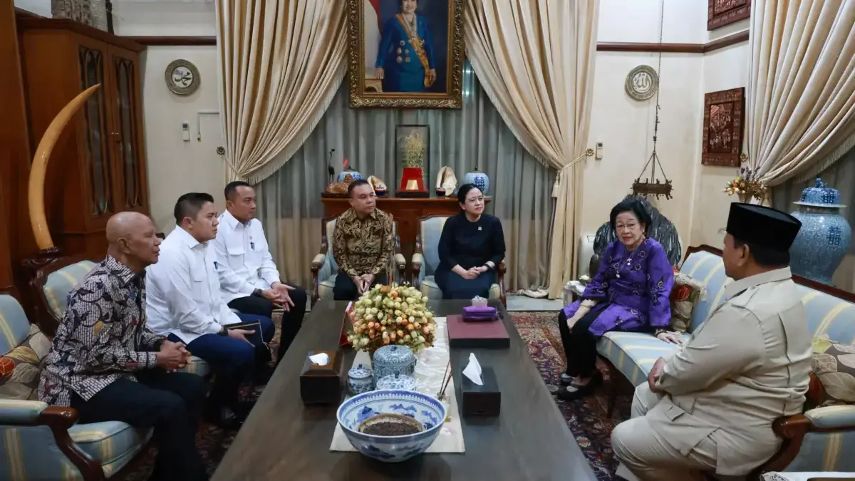 Presiden Prabowo Subianto saat bertakziah ke kediaman Megawati Soekarnoputri di Jalan Teuku Umar, Jakarta.