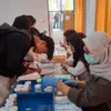  Mahasiswa baru Uniku saat mengikuti tes urine yang digelar BNN Kuningan di lingkungan kampus.