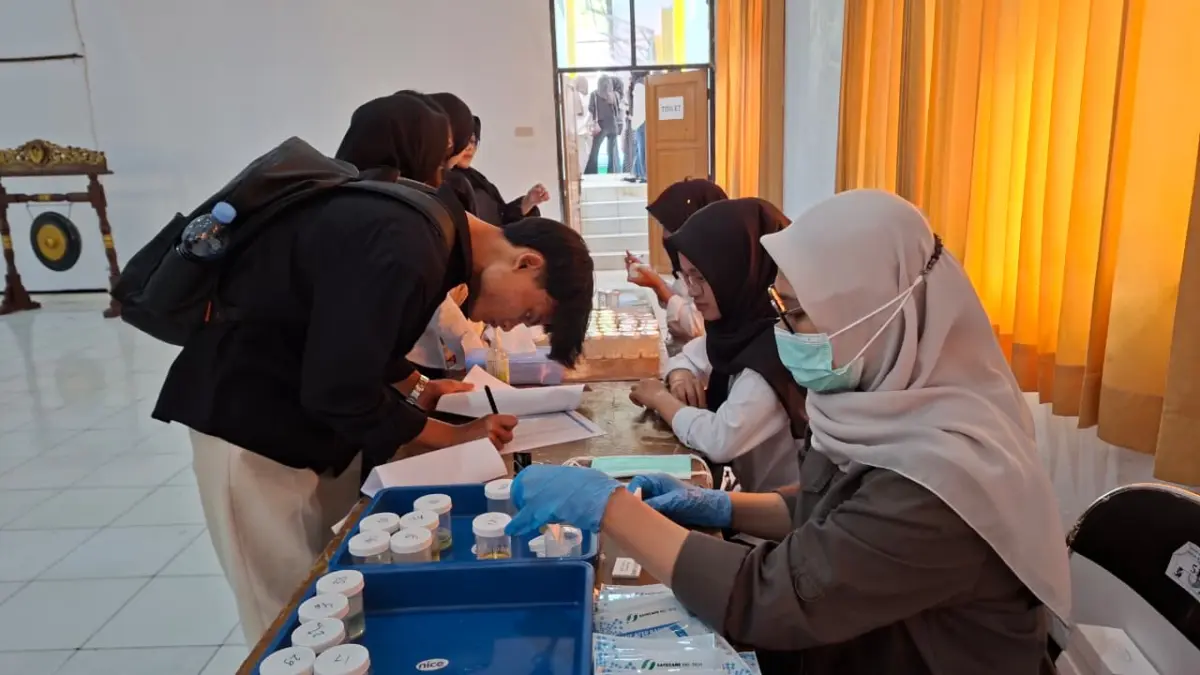  Mahasiswa baru Uniku saat mengikuti tes urine yang digelar BNN Kuningan di lingkungan kampus.
