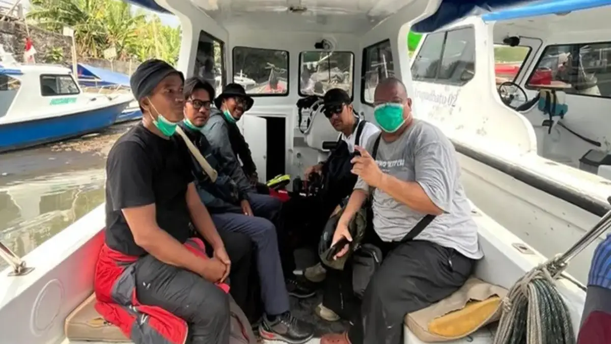 Tim SAR melakukan penyisiran di perairan Selat Sunda untuk mencari lima wartawan yang hilang kontak