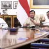 Kepala BNPB Suharyanto saat memberikan laporan kepada Presiden Prabowo Subianto dalam rapat penanggulangan kar