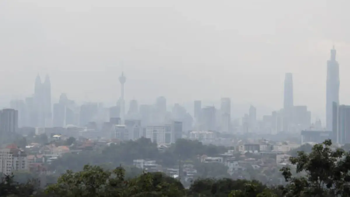 Awas Jarak Pandang Terbatas! Inilah Tips Berkendara saat Kabut Asap Agar Tetap Aman Kabut Asap