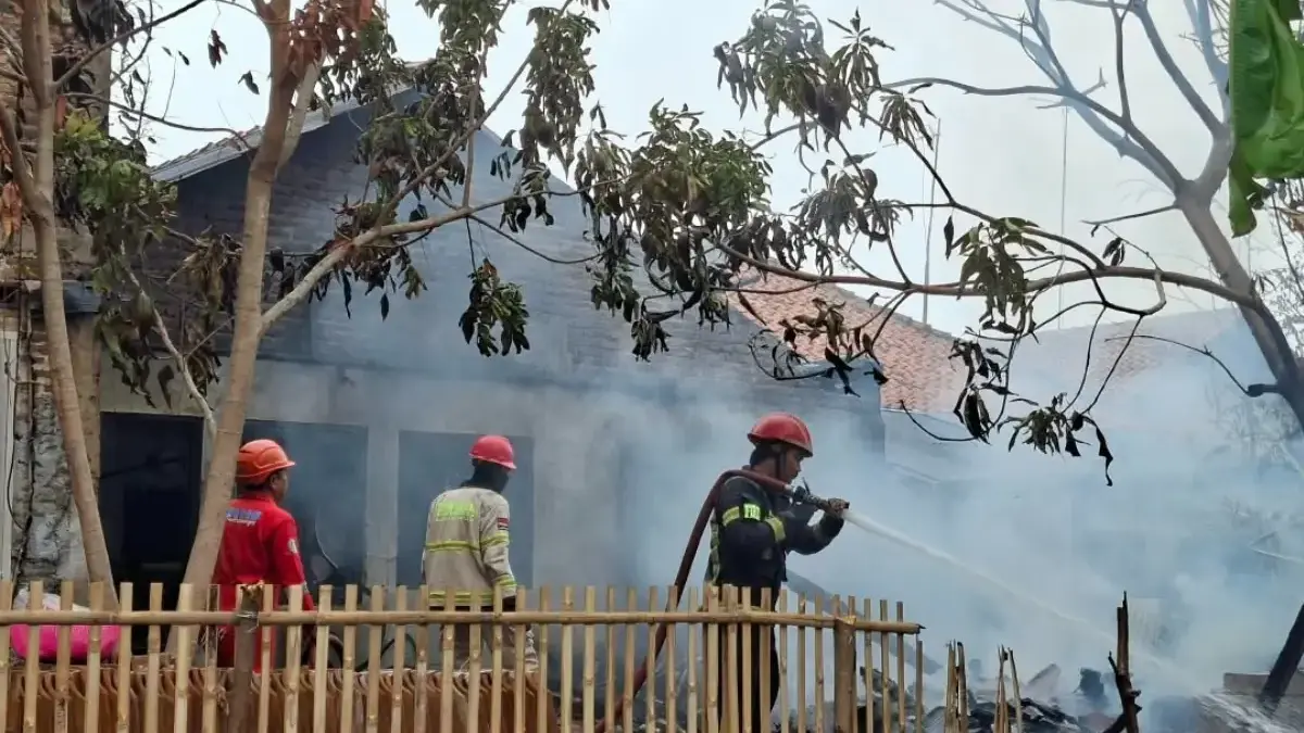 Bakar Sampah Picu Kebakaran Rumah Warga Indramayu, Kerugian Capai Rp25 Juta foto