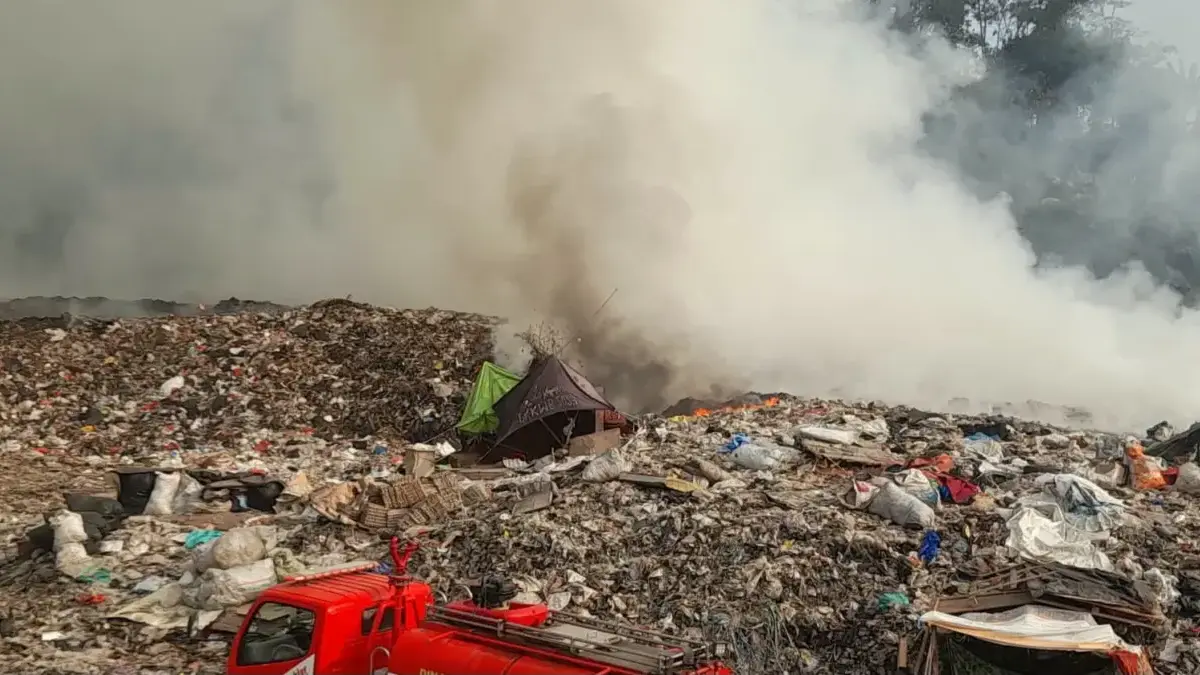 TPAS Gunung Santri Cirebon Terbakar, Api Cepat Merambat Imbas Angin Kencang TPAS Gunung Santri