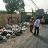 Petugas membersihkan dan mengangkut sampah liar di sepanjang jalur Pantura Kabupaten Cirebon.