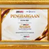 Perwakilan bank bjb saat menerima penghargaan Disway Awards 2026 - Trusted & Popular Brand 2026.