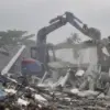 Ekskavator merobohkan bangunan klaster mewah di Lapas Kelas IIA Cibinong, Bogor.
