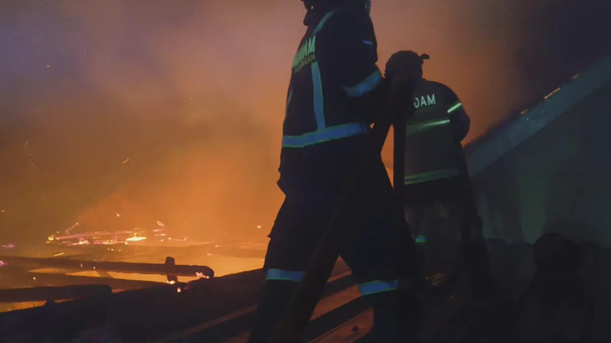 Rumah Nining di Pajawan Kidul Ludes Terbakar, Rugi Rp143 Juta Petugas Damkar Kuningan saat memadamkan api di rumah Nining di Desa Pajawan Kidul, Kecamatan Lebakwangi.