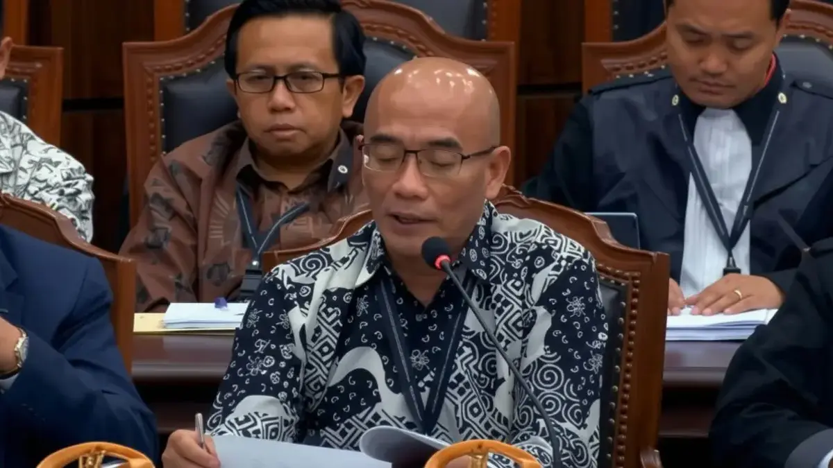 Mantan Ketua KPU RI Hasyim Asy\'ari saat memberikan keterangan sebagai saksi dalam sidang PHPU di Mahkamah Kons