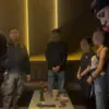Petugas Satresnarkoba Polres Majalengka saat menyita 36 botol miras dalam razia di salah satu hotel.