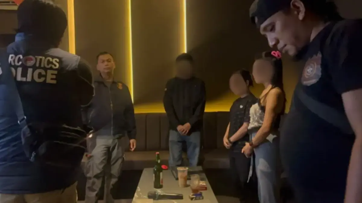 Razia Hotel di Majalengka, Polisi Sita 36 Botol Miras Diduga Tanpa Izin Petugas Satresnarkoba Polres Majalengka saat menyita 36 botol miras dalam razia di salah satu hotel.
