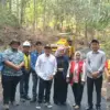 Bupati Kuningan Dian Rachmat Yanuar saat meninjau perbaikan ruas Jalan Kaduela–Talaga Remis.