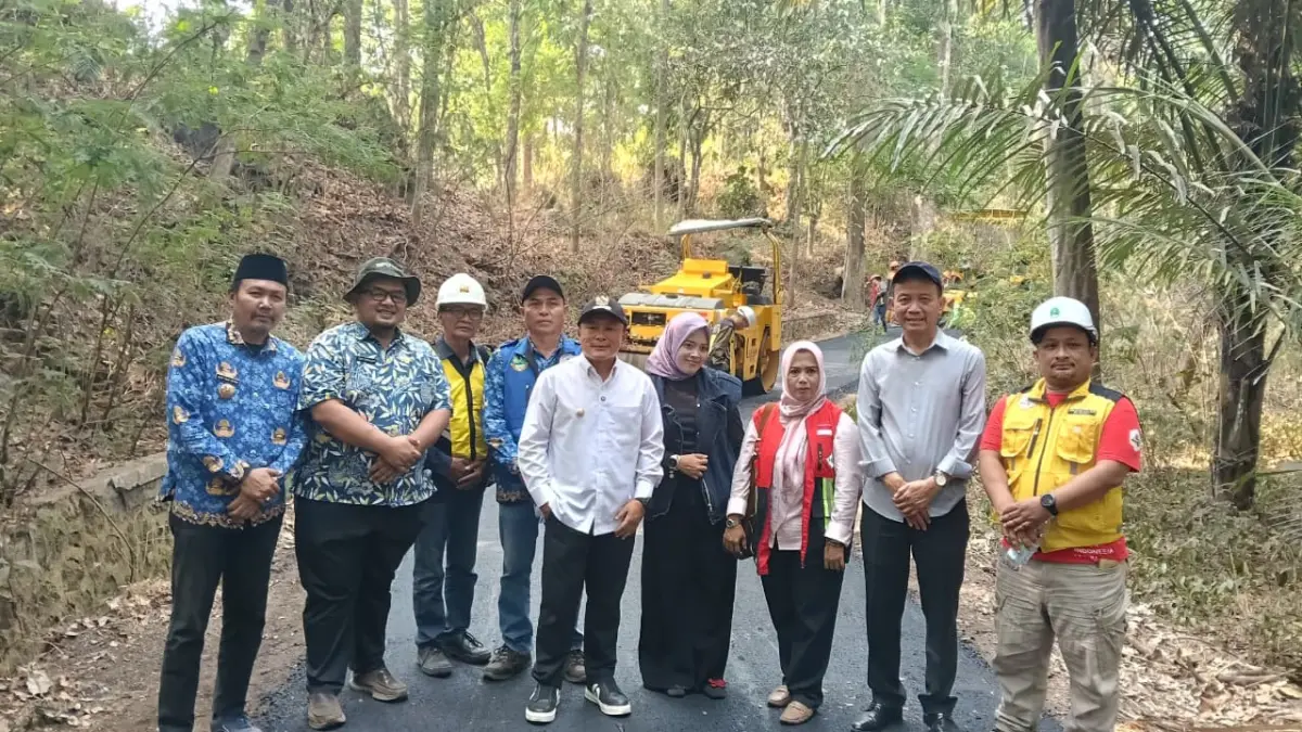 Bupati Dian Cek Langsung Kualitas Perbaikan Jalan Kaduela–Talaga Remis Bupati Kuningan Dian Rachmat Yanuar saat meninjau perbaikan ruas Jalan Kaduela–Talaga Remis.