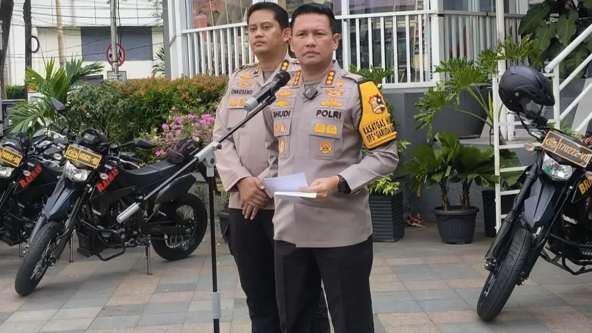 Betrand Peto saat memberikan keterangan kepada awak media usai menjalani pemeriksaan di Polda Metro Jaya.