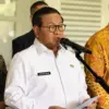 Aktivis Greenpeace membentangkan spanduk berisi kritik terhadap pemerintah di Patung Selamat Datang, Bundaran