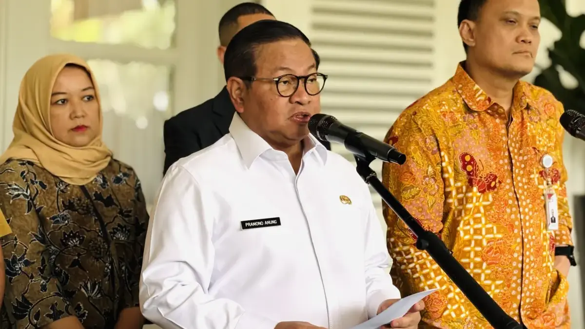 Aktivis Greenpeace membentangkan spanduk berisi kritik terhadap pemerintah di Patung Selamat Datang, Bundaran