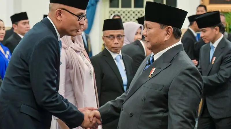 Presiden Prabowo Reshuffle Kabinet Ketujuh Kalinya, Tapi Kenapa Dianggap Belum Efektif dan Efisien? Presiden Prabowo Subianto saat memimpin pelantikan pejabat baru di Istana Merdeka, Jakarta.