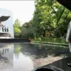 Presiden Prabowo Subianto berjalan berdampingan dengan Ketua DPR RI Puan Maharani saat meninjau Monumen Pancas