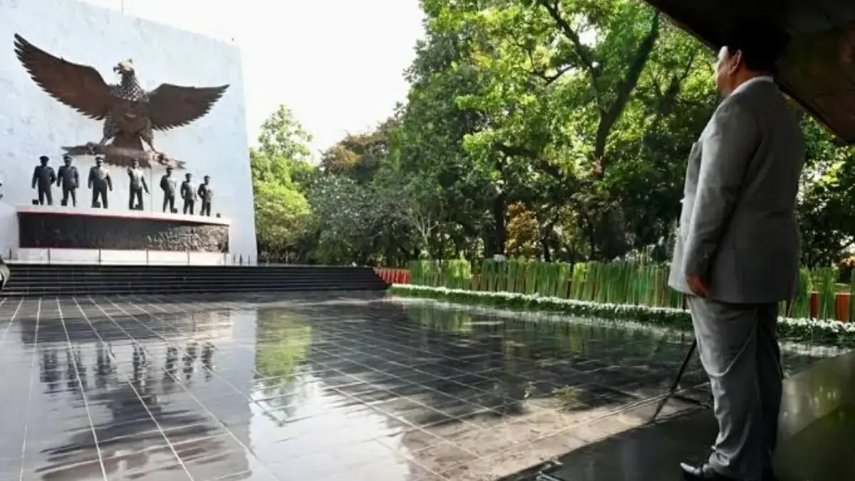 Jalan Berdampingan! Prabowo, Gibran & Puan Lihat Monumen Lubang Buaya di Hari Kesaktian Pancasila Presiden Prabowo Subianto berjalan berdampingan dengan Ketua DPR RI Puan Maharani saat meninjau Monumen Pancas