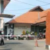Seorang pengendara motor hendak keluar dari kompleks RSUD Gunung Jati Cirebon.