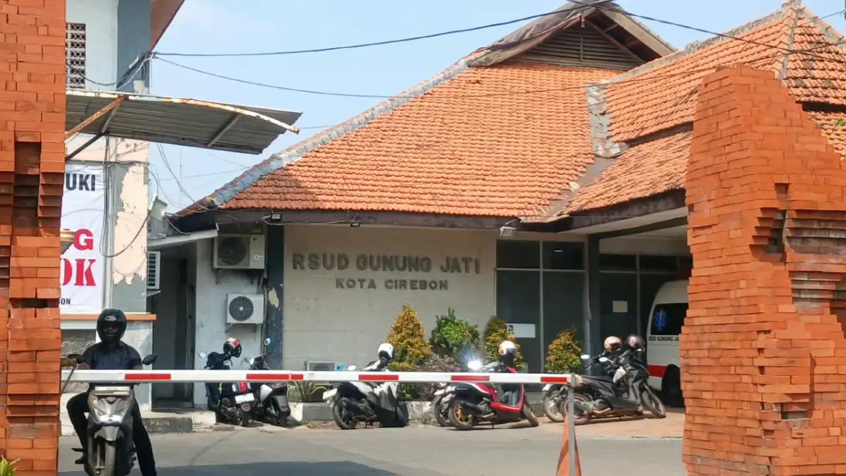 Manajemen RSD Gunung Jati Pasrah, Tahun Ini Belum Bisa Lunasi Utang Sebesar Rp98 Miliar Seorang pengendara motor hendak keluar dari kompleks RSUD Gunung Jati Cirebon.